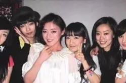 娱乐姐妹吃瓜图片,温馨互动展现深厚友情”